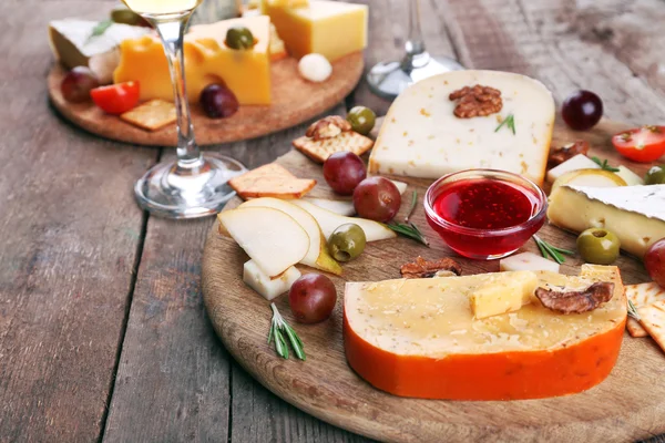 Verschiedene Käsesorten auf Holzgrund — Stockfoto