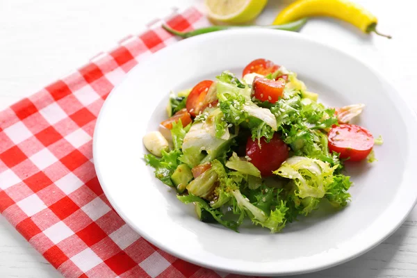 Hafif ahşap zemin üzerine lezzetli somon salata — Stok fotoğraf