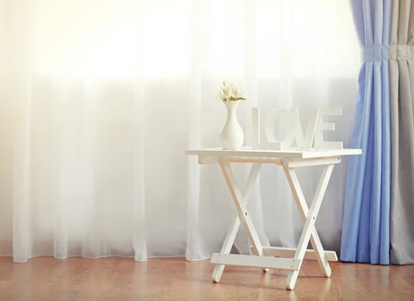 Kleiner Tisch im Raum vor dem Fenster — Stockfoto