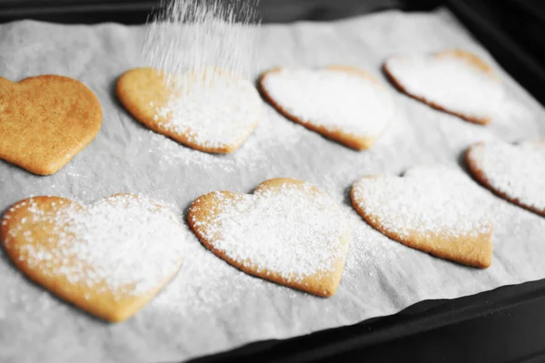 Folyamat tároljuk porítjuk szív alakú cookie-k — Stock Fotó