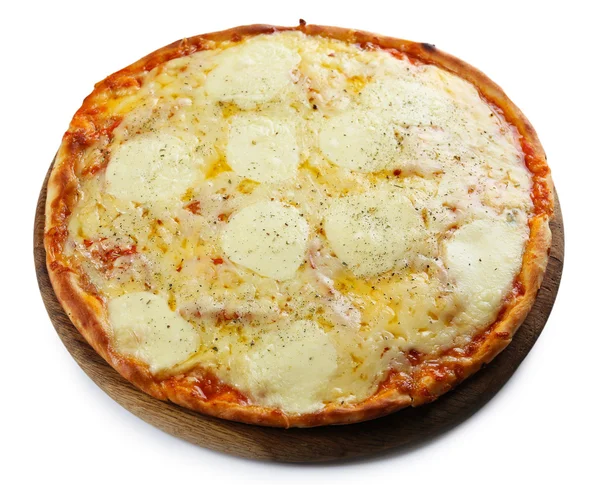 Pizza piena di formaggio su tavola di legno isolata su fondo bianco, primo piano — Foto Stock