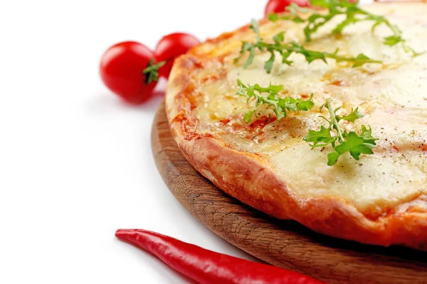 흰색 배경에 고립 된 야채와 나무 보드에 치즈 가득한 피자를 닫습니다. — 스톡 사진