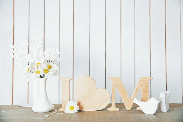 Inscriptie van houten letters met hart en bloemen — Stockfoto