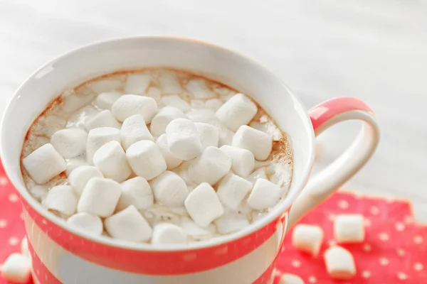 Tazza di cioccolata calda con marshmallow, su sfondo di legno chiaro — Foto Stock