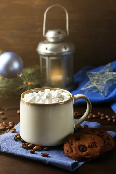 Mugg varm choklad med marshmallows, fir tree förgrena sig på trä bakgrund — Stockfoto