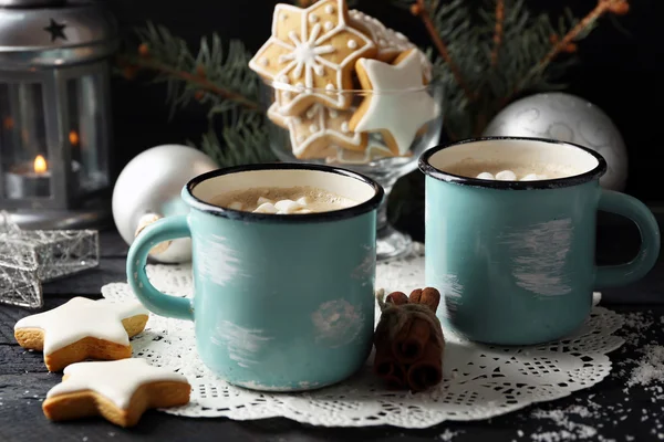 Duas canecas de cacau quente com marshmallow e biscoitos na mesa preta — Fotografia de Stock
