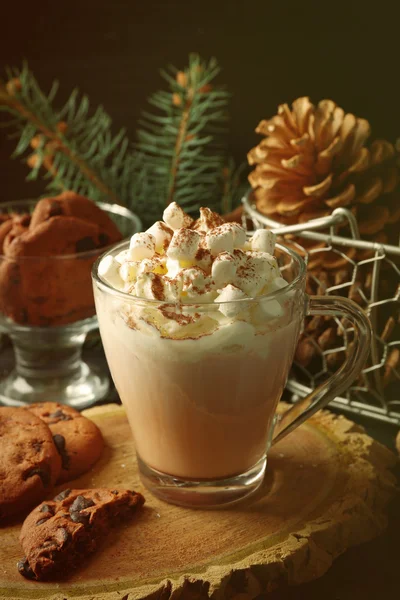 Tasse heißen Kakao mit Marshmallow und Keksen auf schwarzem Tisch — Stockfoto