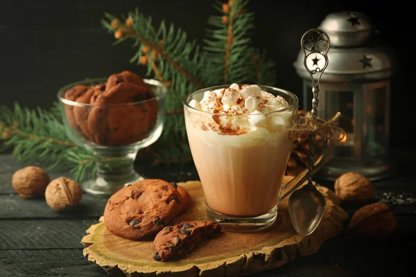 Tasse heißen Kakao mit Marshmallow und Keksen auf schwarzem Tisch — Stockfoto