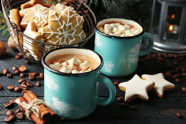 Dos tazas de cacao caliente con malvavisco y galletas sobre mesa negra — Foto de Stock