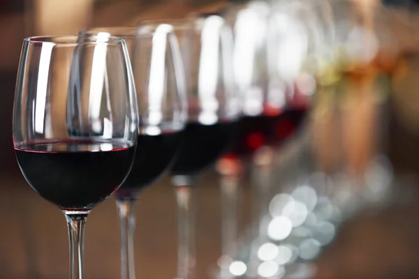 Many glasses of different wine in a row on bar counter — Stock Photo, Image