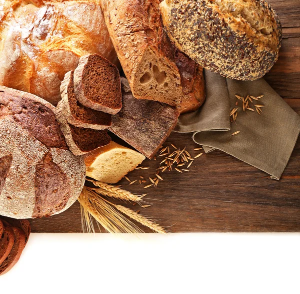 新鲜的烤的面包和小麦耳朵，白色上孤立 — 图库照片