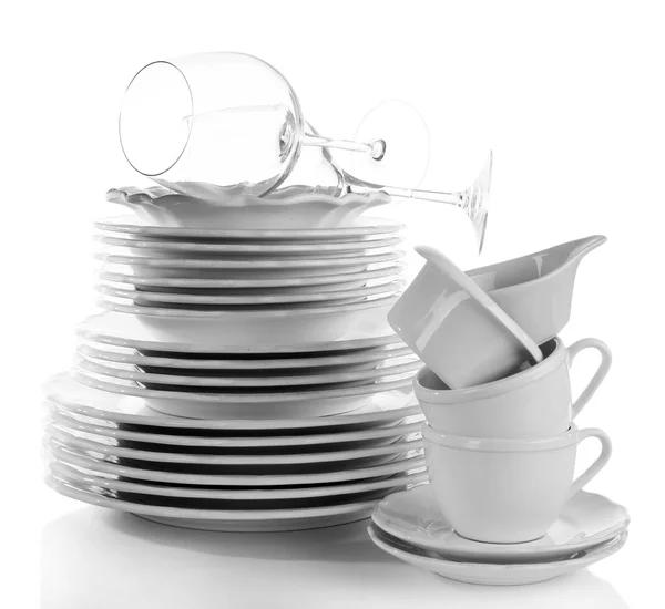 Stack di piatti, tazze e bicchieri da vino su sfondo bianco — Foto Stock
