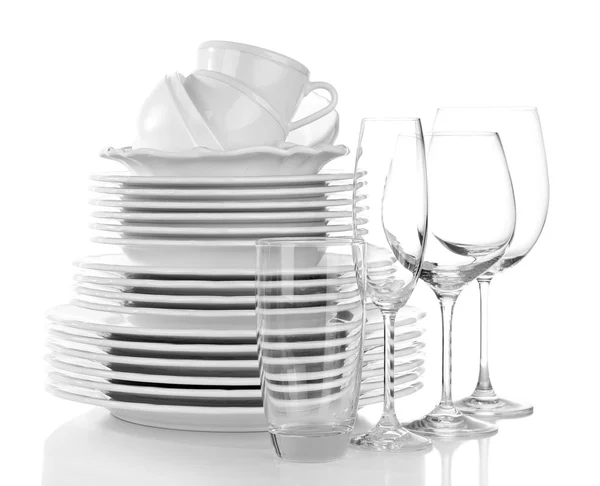 Стопка тарелок, чашки и бокалы на белом фоне — стоковое фото