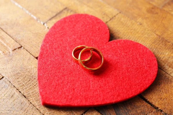 心と結婚指輪 — ストック写真