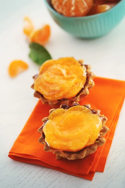 Bolos doces com tangerinas na mesa, close-up — Fotografia de Stock