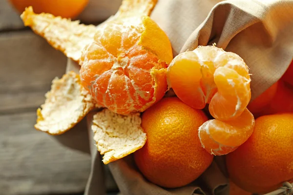 Tangeriner på gamla träbord, närbild — Stockfoto