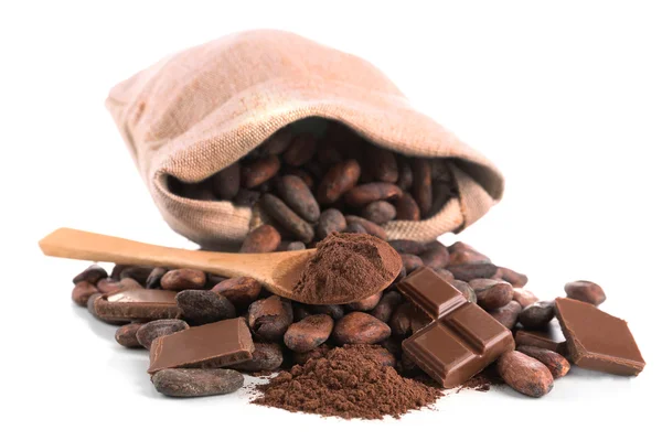 Montón de granos de cacao y chocolate aislados sobre fondo blanco — Foto de Stock