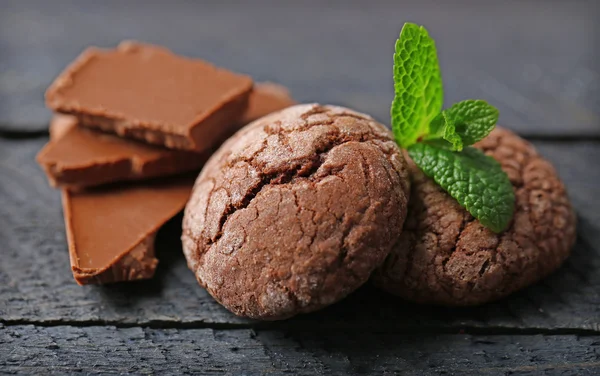 Schokoladenkeks mit Schokoladenstücken und Minze, Nahaufnahme — Stockfoto