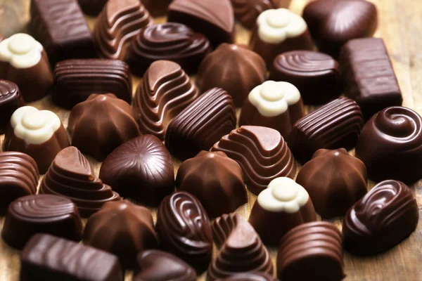 Surtido de deliciosos caramelos de chocolate de fondo, de cerca —  Fotos de Stock