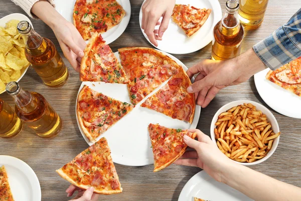 Vriendelijk feest met warme pizza en drankjes, close-up — Stockfoto