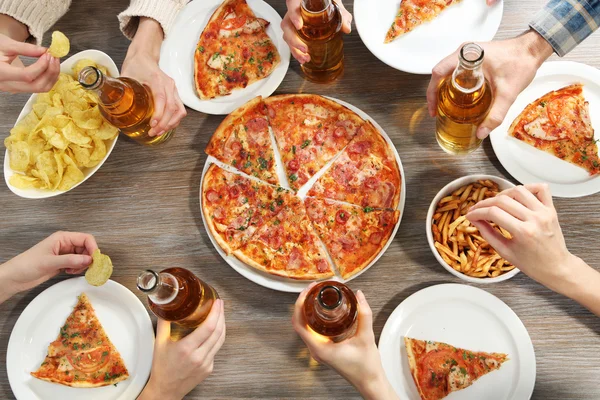 Festa amigável com pizza quente e bebidas, close-up — Fotografia de Stock