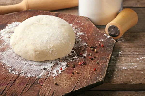 Fresh prepared dough on a wooden board, close up — Stock Photo, Image