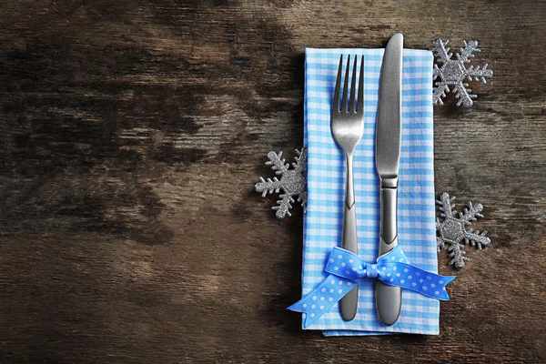 Weihnachtliches Servierbesteck mit Serviette auf Holzgrund — Stockfoto