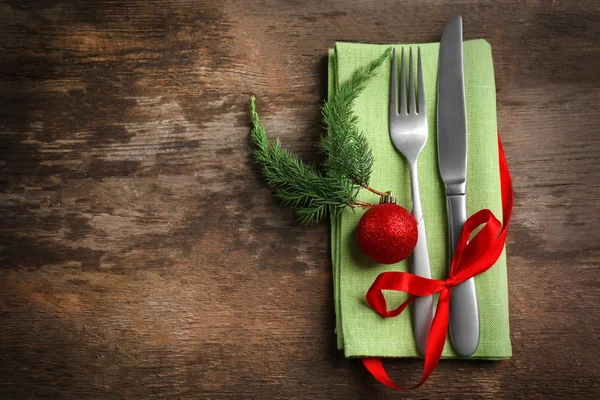 Kerstmis serveren bestek met servet op een houten achtergrond — Stockfoto