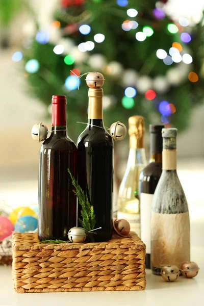 Víno v proutí a vánoční výzdoba v místnosti — Stock fotografie