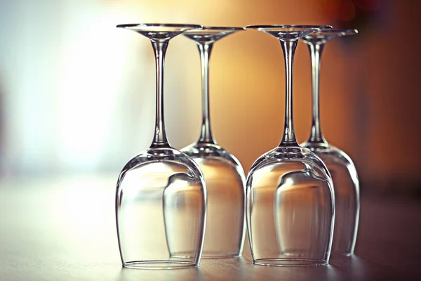 Vinhos vazios em uma mesa, de perto — Fotografia de Stock