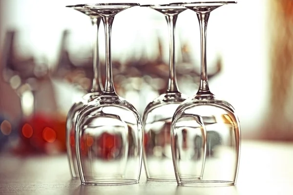Пустые бокалы для вина на столе, закрыть — стоковое фото