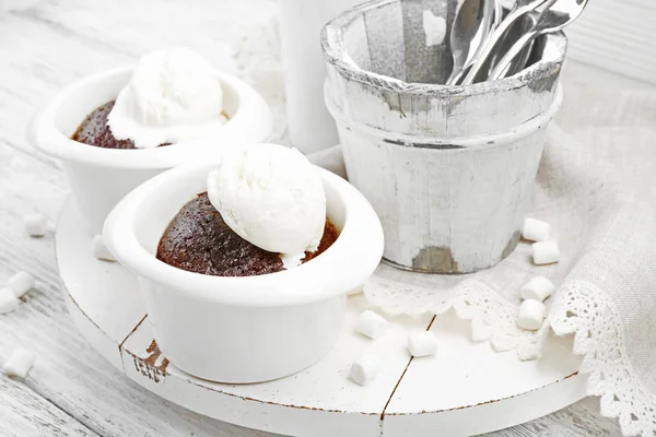 Mesa servida de bolo de lava de chocolate com sorvete — Fotografia de Stock