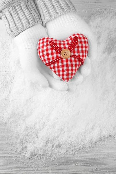 Handen in warme witte handschoenen — Stockfoto