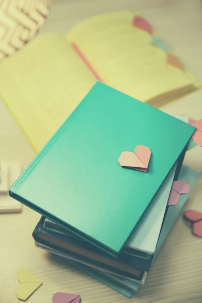 Сердце закладки для книги — стоковое фото
