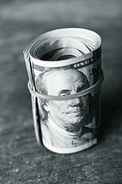 Dolar ahşap arka plan üzerinde rulo