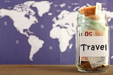 Renkli harita arka plan üzerinde tasarruf cam gezisi için banka