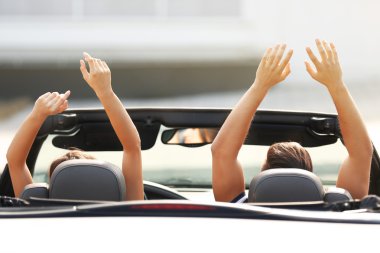 İki cabriolet otomobil içinde