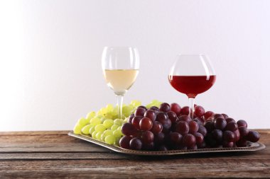 Şarap ve üzüm karşı açık renkli ahşap tablo