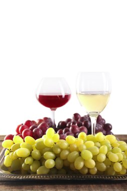 Şarap ve üzüm karşı açık renkli ahşap tablo