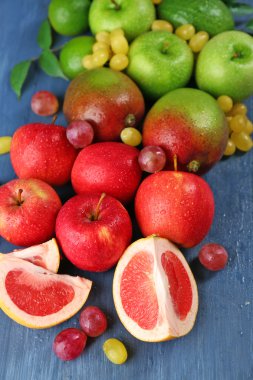 Koyu mavi ahşap arka plan üzerinde meyve