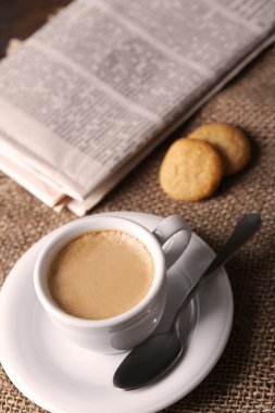 Fincan kahve, kurabiye ve gazete ahşap tablo arka planı