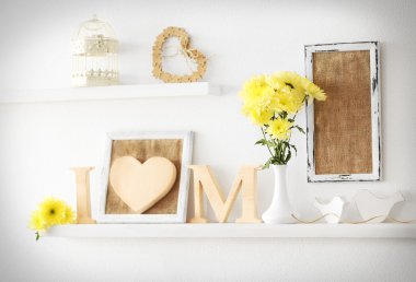 Ahşap dekor ve çiçekler