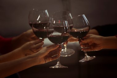 bardak kırmızı şarap neşeli bir tatil