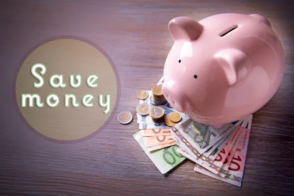 Caja de dinero de cerdo con billetes y monedas en euros — Foto de Stock
