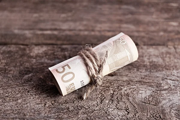 Euro banknot rulo ahşap arka plan üzerinde — Stok fotoğraf