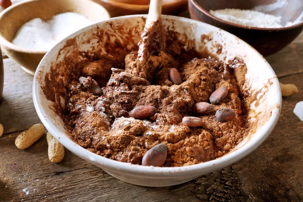 Preparando a massa de farinha de torta de chocolate na mesa de perto — Fotografia de Stock