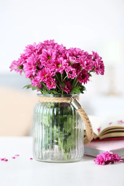 Schöne Blumen in der Vase — Stockfoto