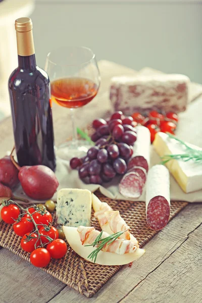 Naturaleza muerta con varios tipos de comida italiana y vino —  Fotos de Stock