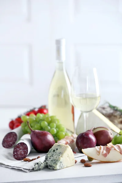 Stilleben med olika typer av italiensk mat och vin — Stockfoto