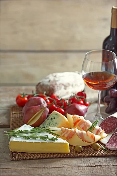 Natureza morta com vários tipos de comida italiana e vinho — Fotografia de Stock